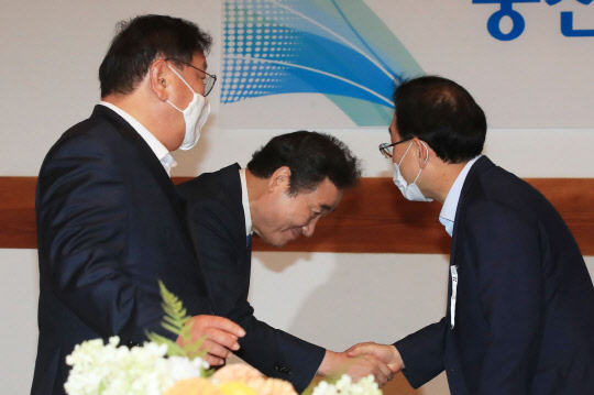 미래통합당 주호영 원내대표와 이낙연 의원이 3일 국회 사랑재에서 열린 중진의원 오찬 간담회에서 악수하고 있다.   [연합뉴스]